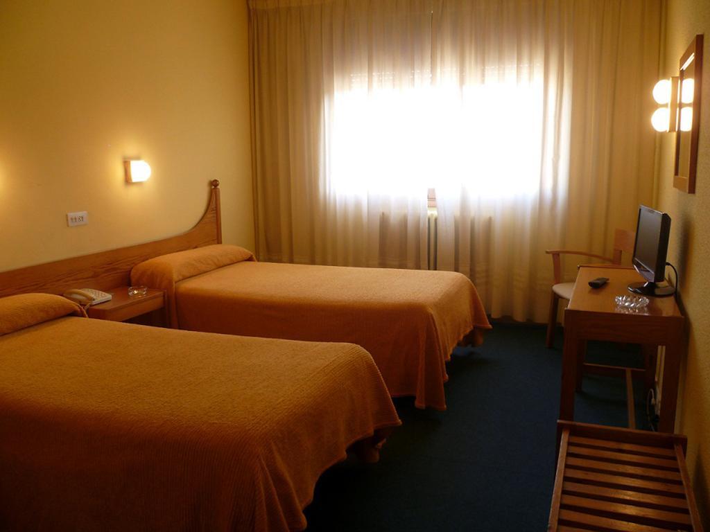 Hotel Pradas Jaca Exteriör bild