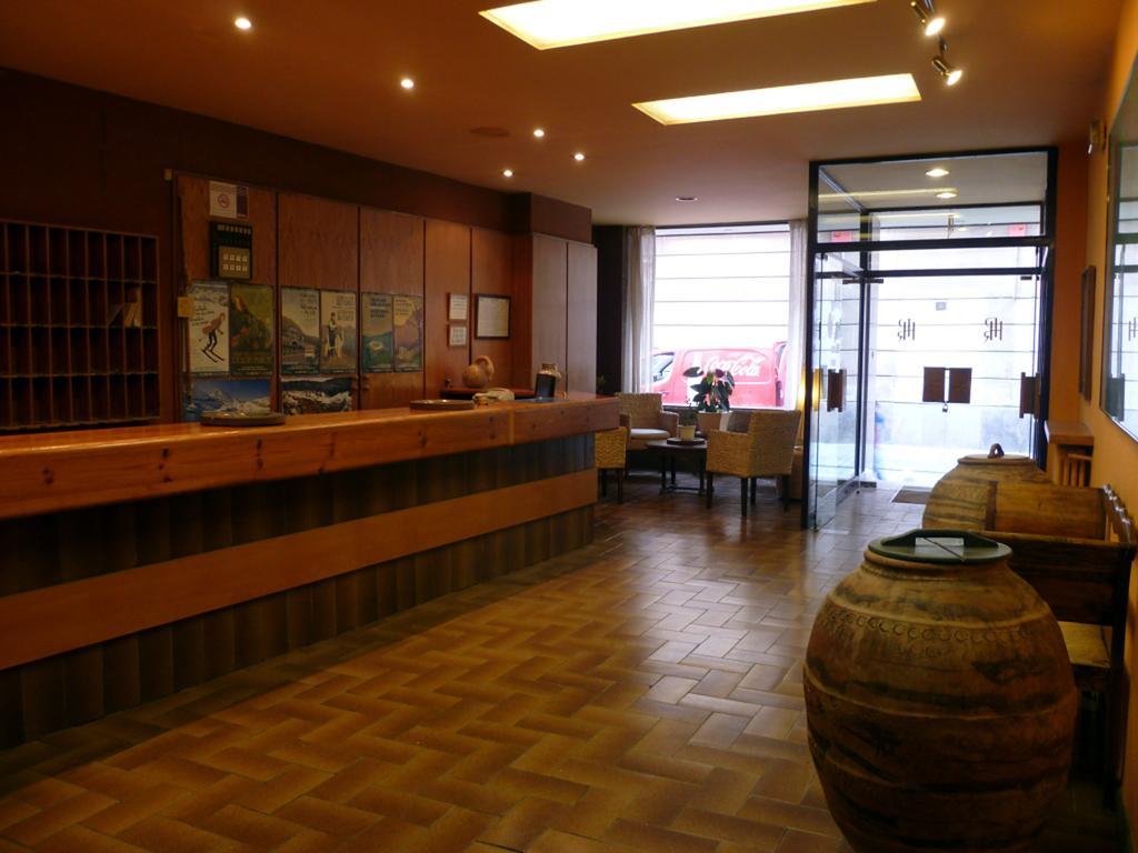 Hotel Pradas Jaca Exteriör bild