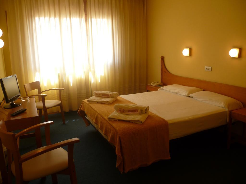 Hotel Pradas Jaca Exteriör bild
