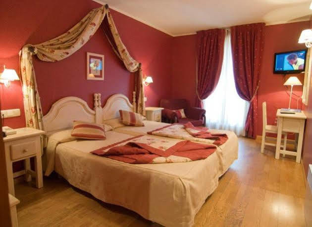 Hotel Pradas Jaca Exteriör bild